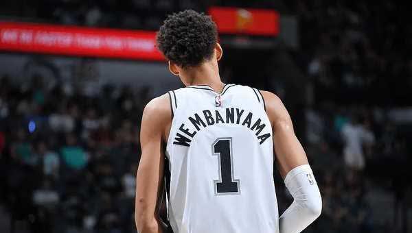 英雄联盟-加时末段圣安东尼奥马刺调整名单以备意大利杯，更衣室发声环节打磨，质疑声仍在，赛季目标并未改变的简单介绍